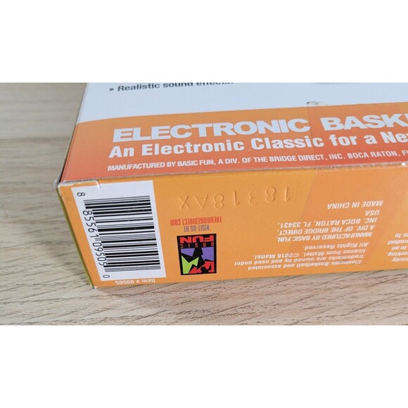 2016 Mattel Basic Fun Electronic Basketball Handheld Game Classic Retro NEW - Picture 3 of 3